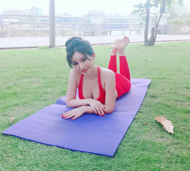 Cô cũng tập luyện thường xuyên, đặc biệt muốn mông đùi luôn săn chắc, bạn gái Quang Lê hay tập động tác cơ bản của squat.
