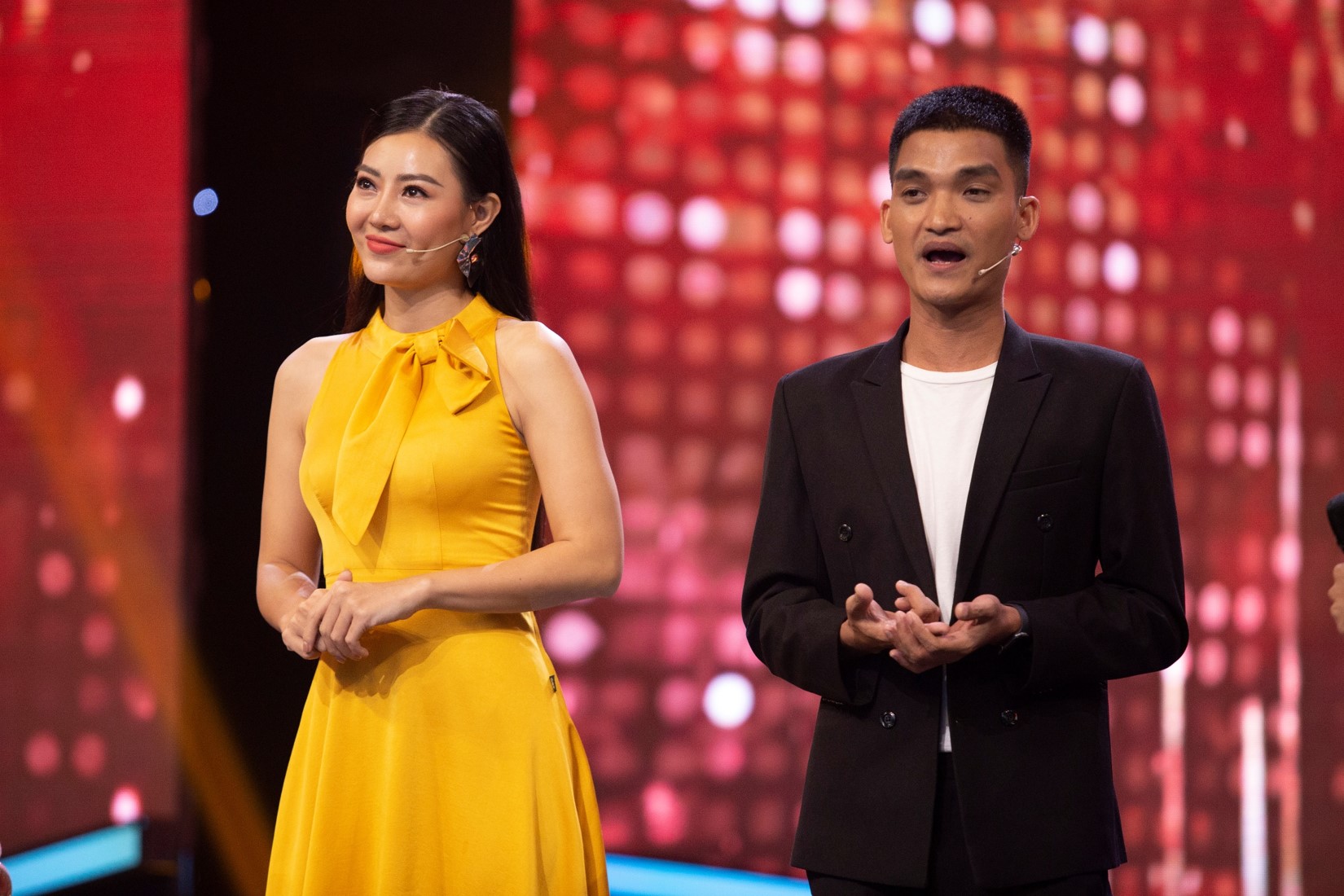 Mạc Văn Khoa và Thanh Hương là 2 khách mời bình luận trong đêm thi này.