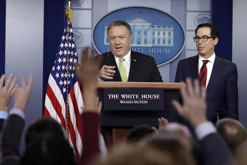 Ngoại trưởng Mỹ Mike Pompeo (người đứng trên bục phát biểu) và Bộ trưởng Tài chính Steven Mnuchin trong buổi công bố lệnh trừng phạt mới với Iran trước báo giới (Ảnh: AP)