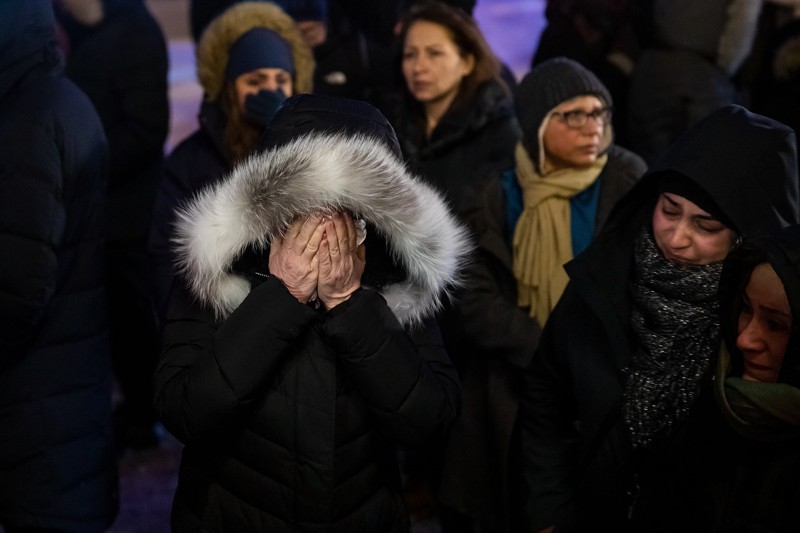 Người Canada bật khóc trong buổi tưởng niệm các nạn nhân vụ rơi máy bay tại Iran (Ảnh: AP)