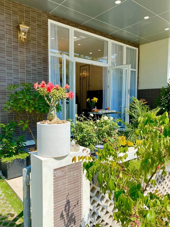 "Nữ hoàng bikini đầu tiên của V-biz" nhận được hoa kèm chìa khóa nhà 200m2 - 6