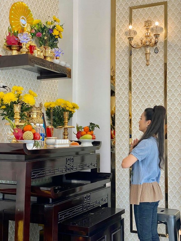 "Nữ hoàng bikini đầu tiên của V-biz" nhận được hoa kèm chìa khóa nhà 200m2 - 4