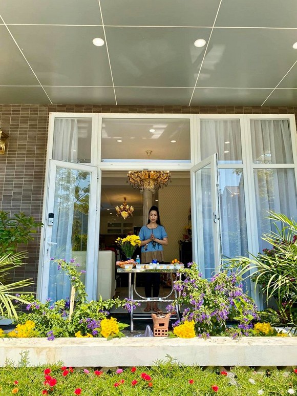 "Nữ hoàng bikini đầu tiên của V-biz" nhận được hoa kèm chìa khóa nhà 200m2 - 5