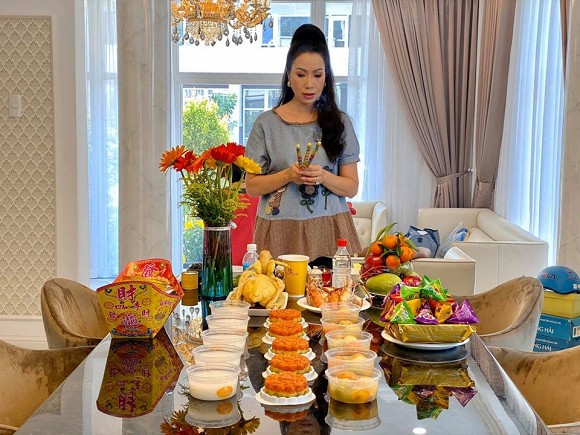 "Nữ hoàng bikini đầu tiên của V-biz" nhận được hoa kèm chìa khóa nhà 200m2 - 3