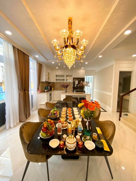 "Nữ hoàng bikini đầu tiên của V-biz" nhận được hoa kèm chìa khóa nhà 200m2 - 7