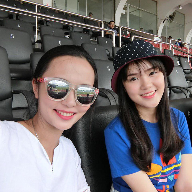 Ngoài Quỳnh Anh sắp lấy chồng cầu
thủ, chị gái của cô cũng là một nàng WAGs có tiếng trong làng bóng
đá Việt Nam.