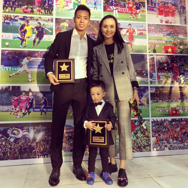 Cặp đôi hiện đã có 1 con trai đầu
lòng vô cùng đáng yêu, kháu khỉnh. Vợ của tiền đạo Văn Quyết cũng
thường chia sẻ về “cục vàng” trên trang cá nhân.