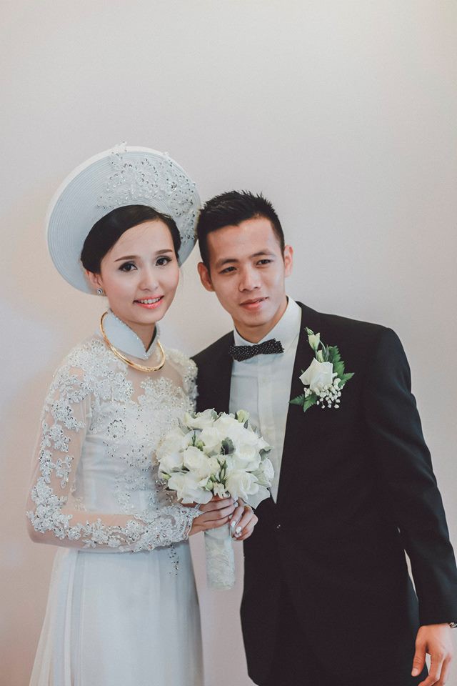 Huyền Mi và Văn Quyết gặp nhau trong
một dịp cô theo cha đến sân xem đội tuyển luyện tập. Sau khoảng
thời gian hẹn hò, Văn Quyết chính thức rước nàng về dinh vào năm
2015.