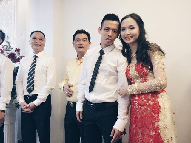 Chị gái Quỳnh Anh tên là Huyền Mi (29
tuổi) - vợ của tiền đạo Văn Quyết, và là con cả của gia
đình. 