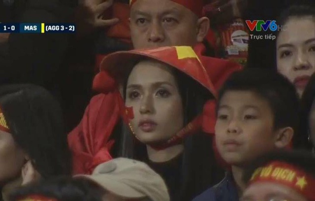 Trong trận chung kết AFF Cup 2018,
Huyền Mi xinh đẹp nổi bật giữa 40.000 khán giả trên sân vận động Mỹ
Đình.