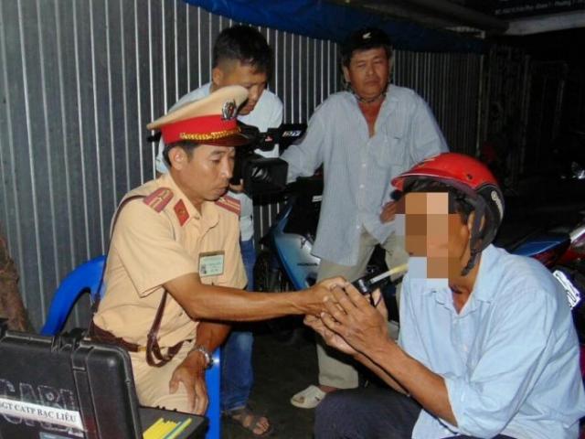 Tin tức trong ngày - Bị phạt 6-8 triệu, người vi phạm bỏ xe, không ký biên bản