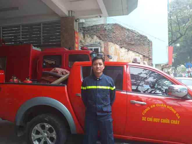 Trung úy Hoàng bên chiếc xe cứu hỏa của đơn vị.