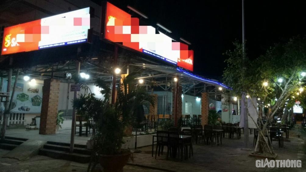 Một quán nhậu trên đường Ninh Bình (phường, TP Bạc Liêu) trong tình trạng vắng khách vào đêm 10/1. Ảnh: Gia Minh