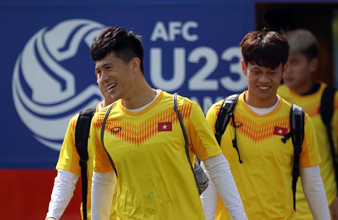 Buổi tập của U23 Việt Nam bắt đầu từ 10h45 và HLV Park Hang Seo chỉ cho các cầu thủ dự bị ở trận hòa với U23 UAE ra sân tập.