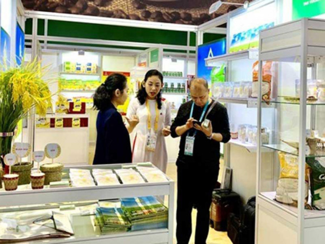 Khách hàng đang trao đổi, giao dịch tại gian hàng VN ở Hội chợ Nhập khẩu quốc tế TQ diễn ra mới đây. Ảnh: BCT