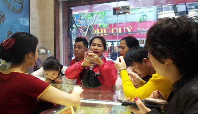Thị trường trong nước vừa trải quan tuần giao dịch sôi động, nhiều cảm xúc khi vàng tăng phi mã cả triệu đồng nhưng cũng ngay lập tức giảm mạnh cả triệu đồng. Ảnh minh họa.