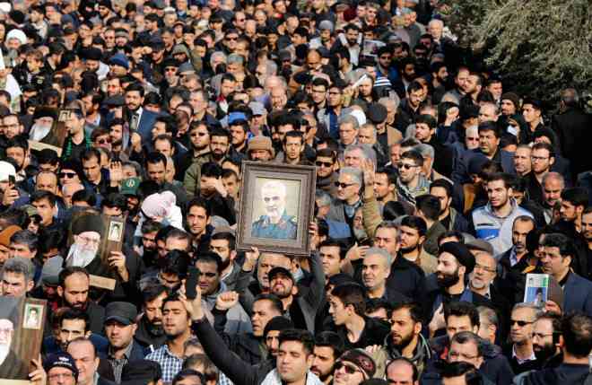 Hàng ngàn người Iran xuống đường ở Tehran sau những lời cầu nguyện thương tiếc tướng Qassem Soleimani ngày 3-1. Ảnh: EPA