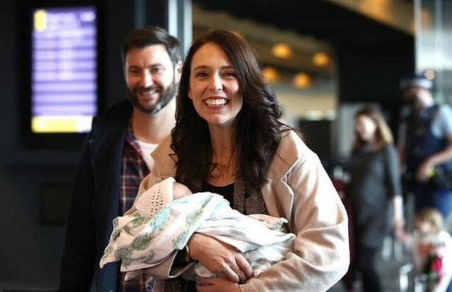 Bà Jacinda Ardern cùng bạn trai và con gái sau khi sinh
