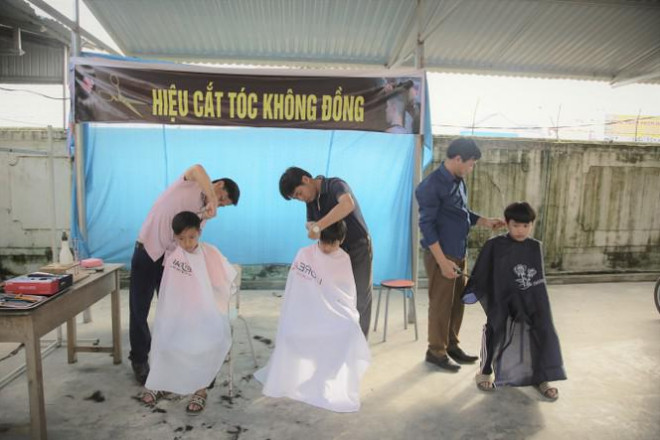 Tiệm cắt tóc 0 đồng của thầy giáo dành cho học sinh nghèo ở Hà Tĩnh được thành lập đến nay được gần 2 tháng.