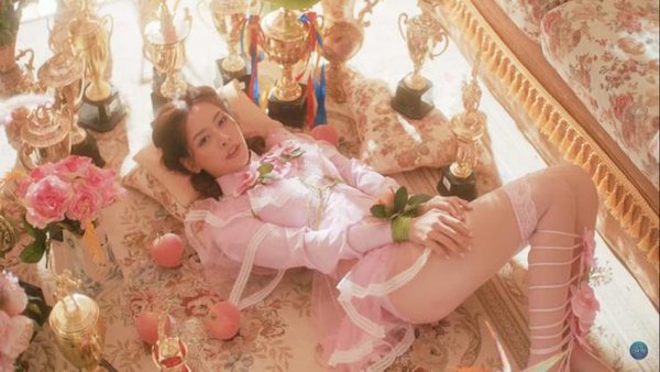 Thời trang bị đánh giá gợi dục của Chi Pu, "hot girl ngủ gật"... trong các MV - 9