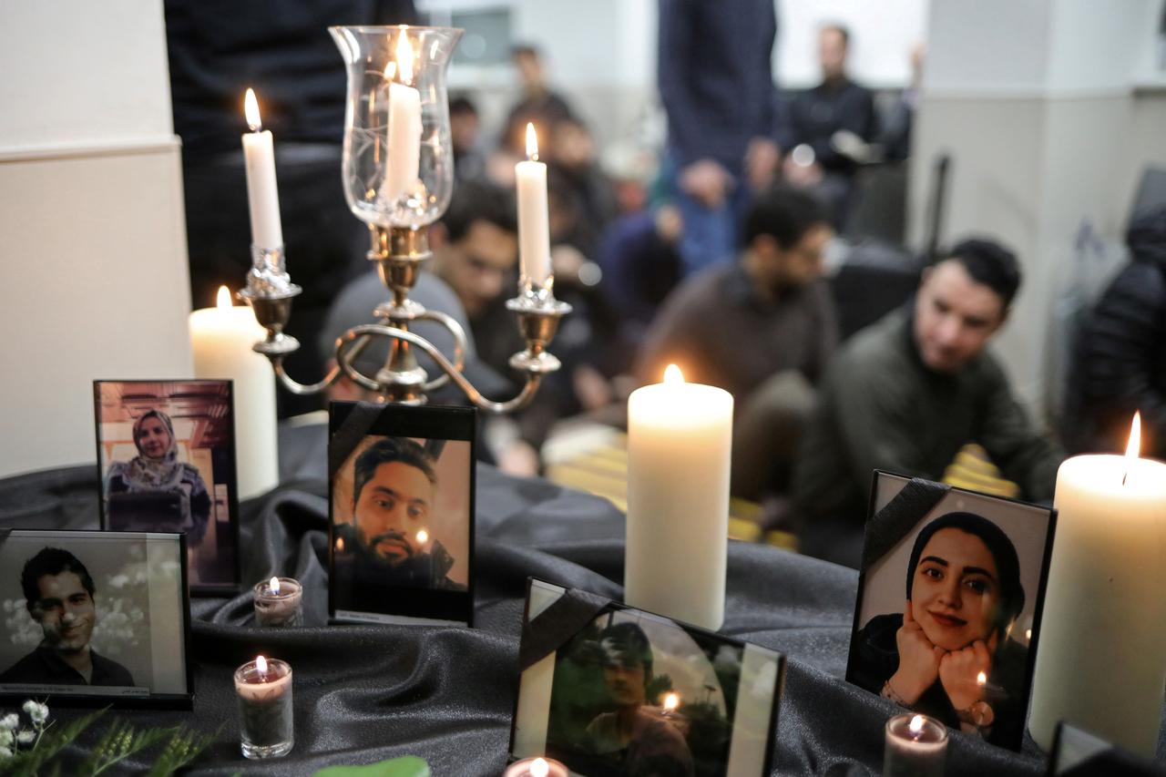 Nhiều người Iran bày tỏ sự thương tiếc và phẫn nộ với chính quyền, sau thảm kịch rơi máy bay Ukraine (ảnh: Reuters)