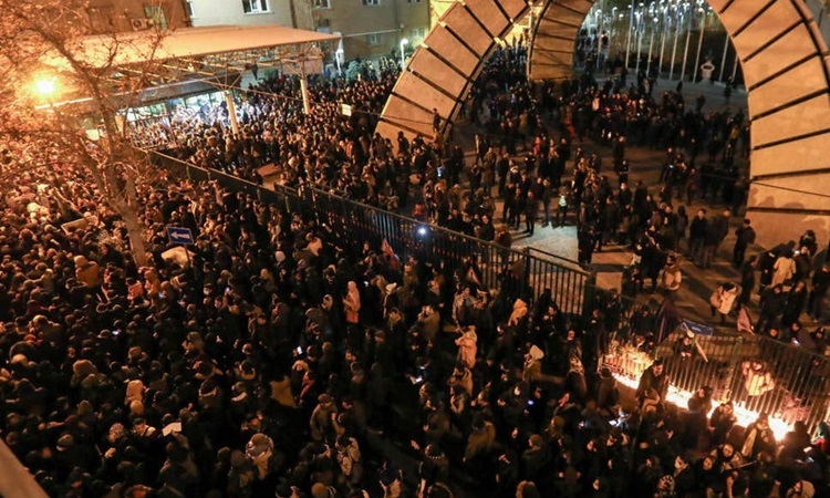 Người Iran biểu tình phản đối chính quyền ban đầu che đậy vụ bắn rơi máy bay Ukraine chở 176 người.
