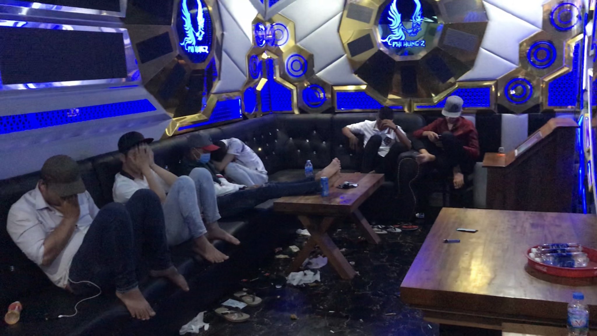 Các đối tượng sử dụng ma túy tại quán karaoke.