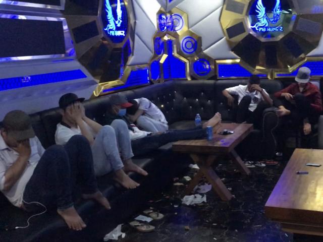 Pháp luật - “Dân bay” tập thể “gãy cánh” trong quán karaoke lúc rạng sáng
