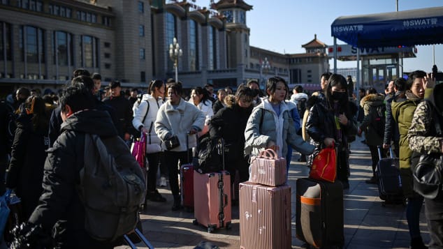 Người Trung Quốc chờ đợi ở lối vào nhà ga Bắc Kinh ngày 10.1.2020.