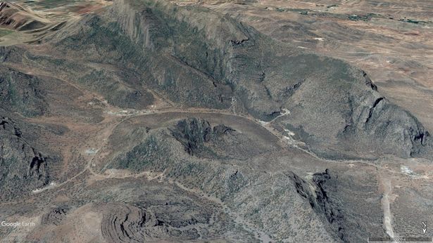 Những “thành phố tên lửa” chôn sâu dưới 5 lớp bê tông luôn sẵn sàng khai hỏa của Iran - 2