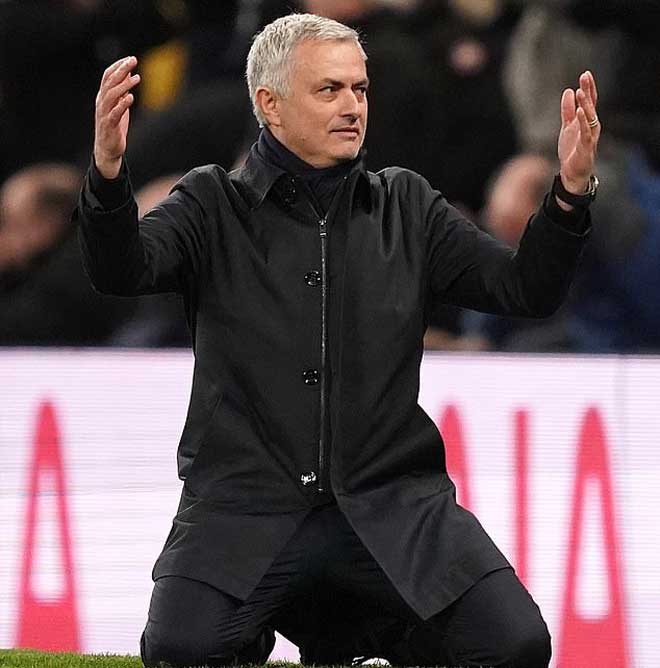 Mourinho quỳ gối sau một pha bỏ lỡ của cầu thủ Tottenham trước Liverpool