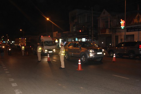 Phòng CSGT phối hợp với Đội CSGT huyện Di Linh lập chốt kiểm tra nồng độ cồn.