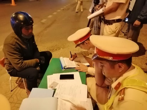 Lực lượng chức năng tiến hành lập biên bản người vi phạm