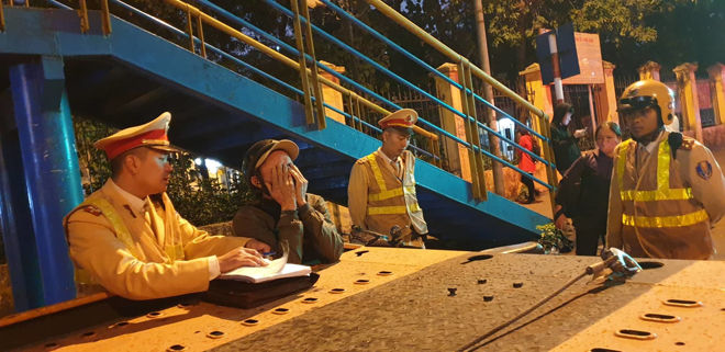 Nam thợ xây choáng váng ôm mặt khi CSGT ra quyết định phạt 7 triệu đồng với hành vi vi phạm nồng độ cồn