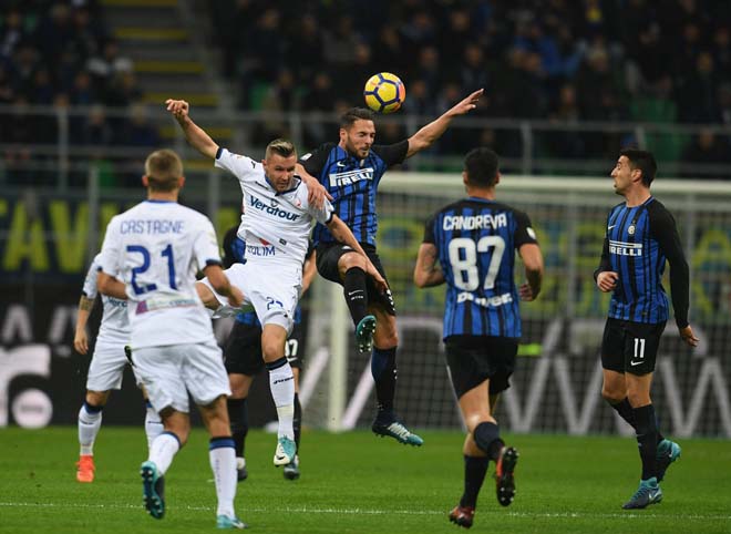Inter (áo xanh) gặp khó trước Atalanta