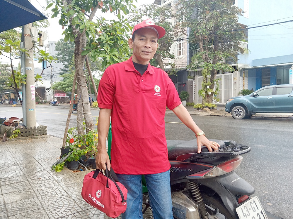 Hành trang mỗi ngày của ông Hùng luôn có các thiết bị y tế sẵn sàng cứu giúp người gặp nạn