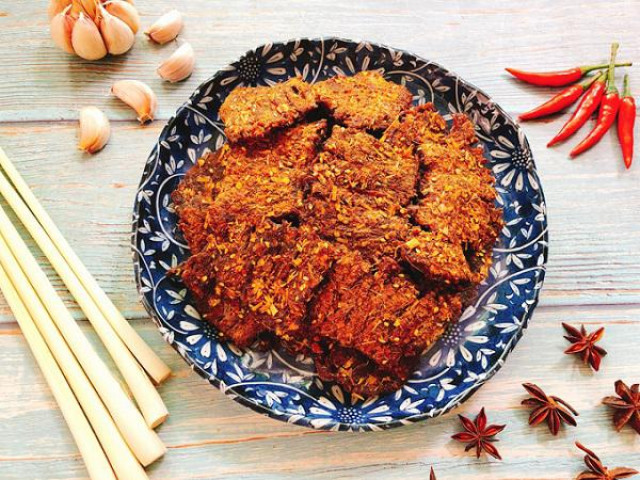 Ẩm thực - Sợ mua hàng không đảm bảo chất lượng, mẹ đảm tự làm bò khô đãi khách ngày Tết