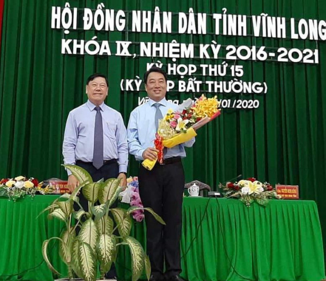 Ông Lữ Quang Ngời (phải) nhận hoa chúc mừng