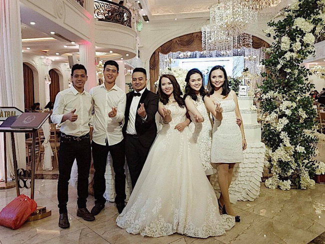 Chị em Huyền Mi -&nbsp;Quỳnh Anh và Duy Mạnh,&nbsp;Văn Quyết cùng đi dự đám cưới bạn bè
