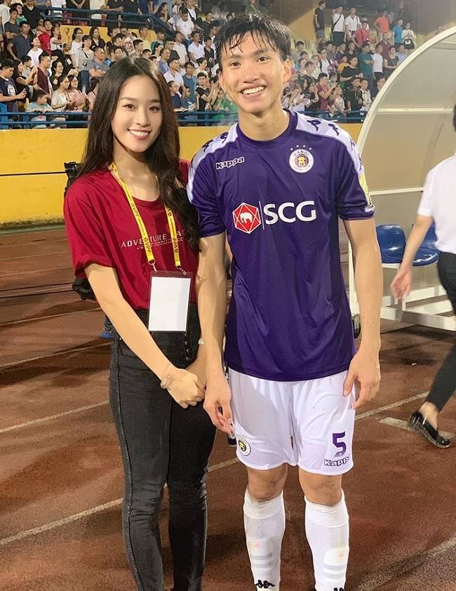 Khi dẫn sóng tại đài truyền hình, Bảo Châu thường chọn trang phục lịch thiệp khác với trang phục năng động khi tác nghiệp ngoài hiện trường.&nbsp;