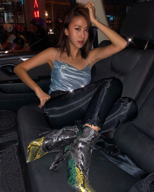 Ngoài danh xưng “hot girl” mà công chúng ưu ái dành cho Quỳnh Anh Shyn suốt nhiều năm liền, cô nàng còn ngầm khẳng định vị thế của mình trong vai trò là một fashionista, một travel blogger với những shoot ảnh cực ấn tượng và bắt mắt.