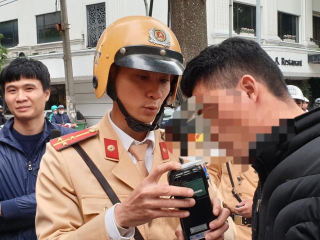 Tin tức trong ngày - Đón lõng gần quán nhậu, CSGT xử lý 3 tài xế vi phạm nồng độ cồn trong 1 giờ