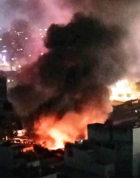 Ngọn lửu bùng cháy dữ dội tại dãy ki ốt trên đường Hương Lộ 2