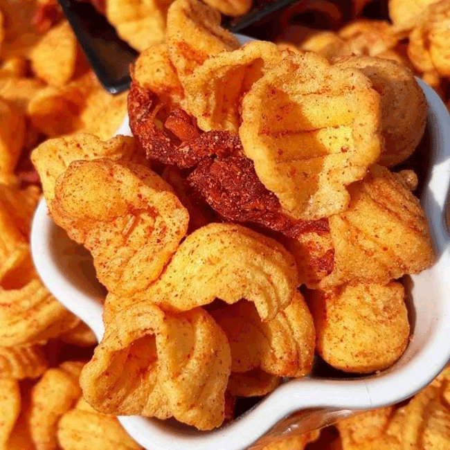 3. Snack mặn: Thực tế là khi say, chúng ta thường thèm những món đồ ăn vặt có vị giòn và mặn. Nhưng những món này sẽ khiến bạn nhanh khát nước và vô tình uống thêm rượu bia để “giải khát”. Vì vậy, cần lưu ý khi ăn loại đồ ăn vặt có vị mặn là uống thật nhiều nước thay vì uống thêm rượu bia.
