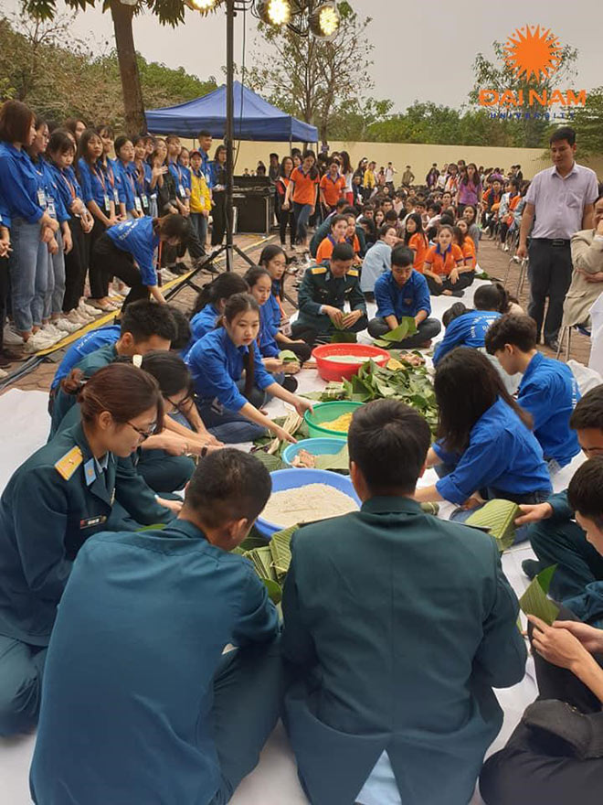 Thầy trò ĐH Đại Nam và các chiến sĩ Lữ đoàn 26 gửi gắm tấm chân tình vào trong từng chiếc bánh.