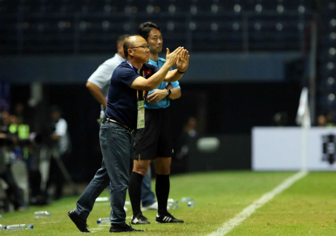 Thầy Park lao ra phản ứng trọng tài thổi bất lợi cho U23 Việt Nam - 1