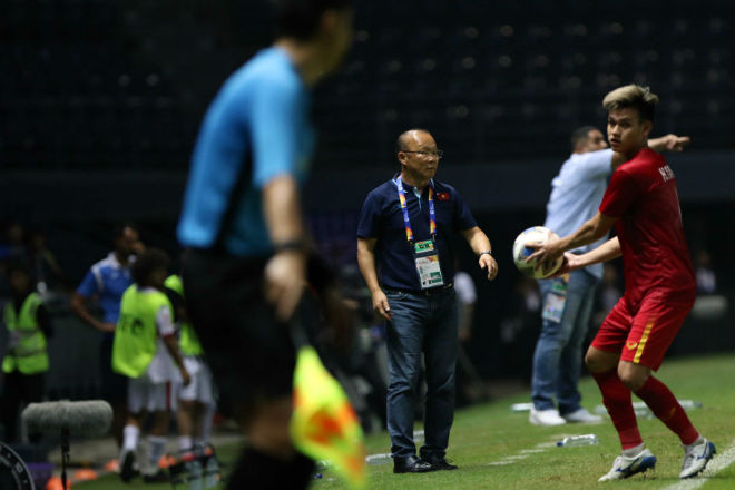 Thầy Park lao ra phản ứng trọng tài thổi bất lợi cho U23 Việt Nam - 2