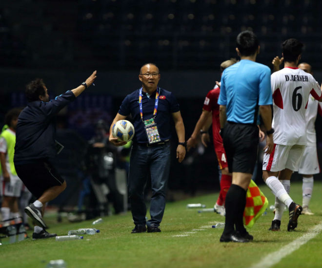 Thầy Park lao ra phản ứng trọng tài thổi bất lợi cho U23 Việt Nam - 3