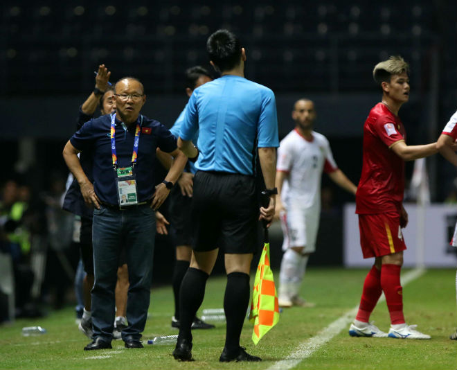 Thầy Park lao ra phản ứng trọng tài thổi bất lợi cho U23 Việt Nam - 4