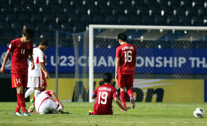 Trọng tài dọa "rút thẻ đỏ" với Quang Hải, fan U23 Việt Nam hú hồn - 2